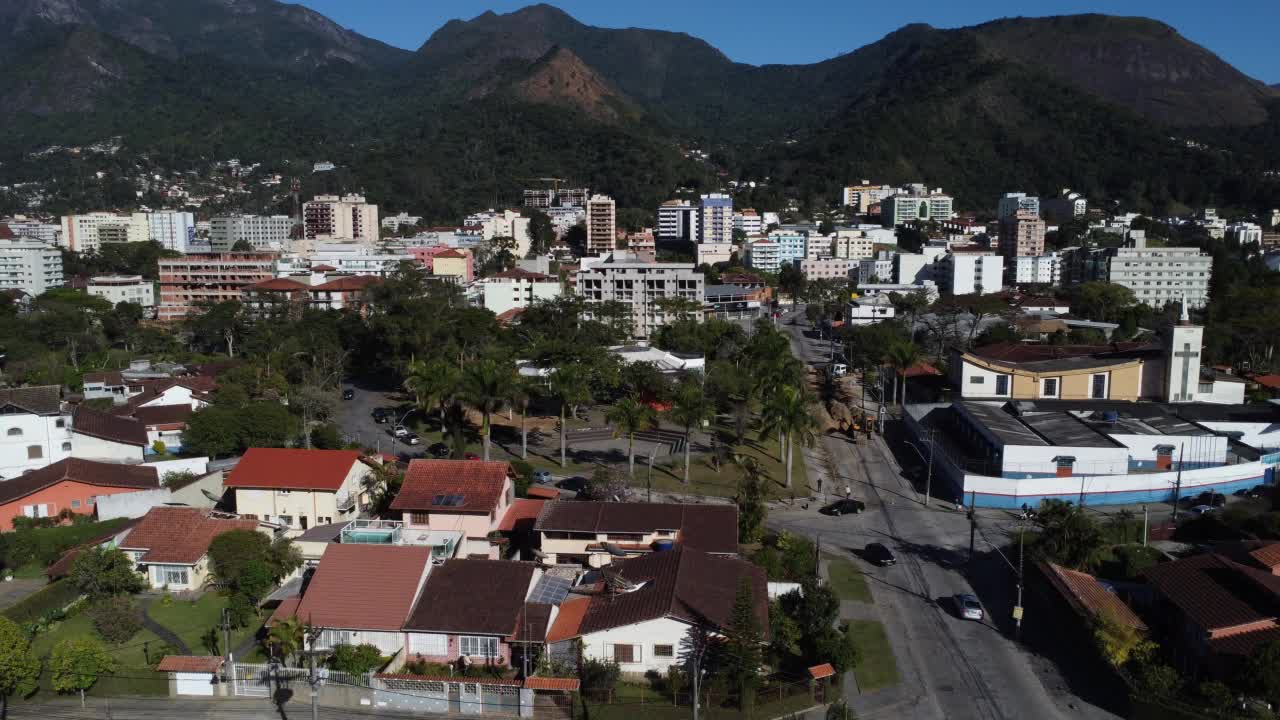 城市的鸟瞰图Teresópolis。在巴西里约热内卢的山区，有蓝色的天空和许多房子。无人驾驶飞机。苏茜,Teresopolis。阳光明媚的一天。日出视频素材