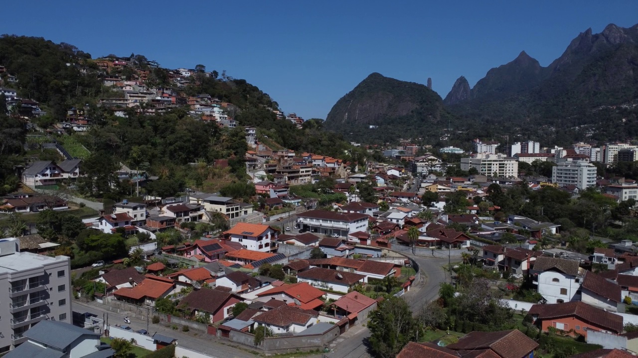 城市的鸟瞰图Teresópolis。在巴西里约热内卢的山区，有蓝色的天空和许多房子。无人驾驶飞机。苏茜,Teresopolis。阳光明媚的一天。日出视频素材