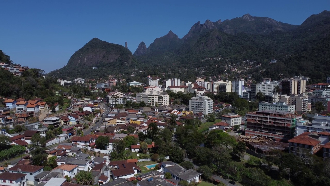 城市的鸟瞰图Teresópolis。在巴西里约热内卢的山区，有蓝色的天空和许多房子。无人驾驶飞机。苏茜,Teresopolis。阳光明媚的一天。日出视频素材