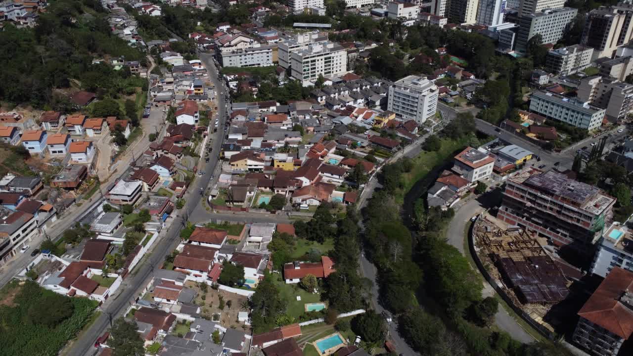 城市的鸟瞰图Teresópolis。在巴西里约热内卢的山区，有蓝色的天空和许多房子。无人驾驶飞机。苏茜,Teresopolis。阳光明媚的一天。日出视频素材