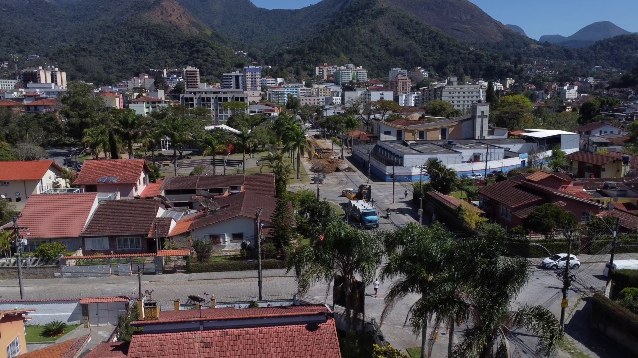 城市的鸟瞰图Teresópolis。在巴西里约热内卢的山区，有蓝色的天空和许多房子。无人驾驶飞机。苏茜,Teresopolis。阳光明媚的一天。日出视频素材