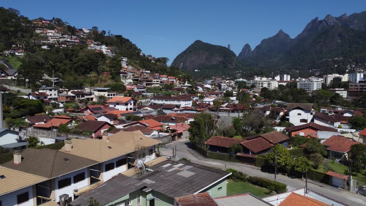 城市的鸟瞰图Teresópolis。在巴西里约热内卢的山区，有蓝色的天空和许多房子。无人驾驶飞机。苏茜,Teresopolis。阳光明媚的一天。日出视频素材