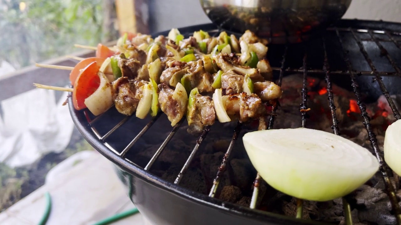 用烧烤火煮鸡肉视频素材