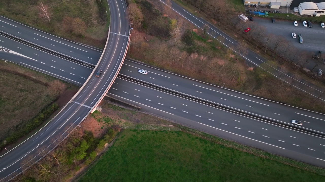 高速公路十字路口的鸟瞰图，快速移动的繁忙交通。城际交通，有很多汽车和卡车视频素材