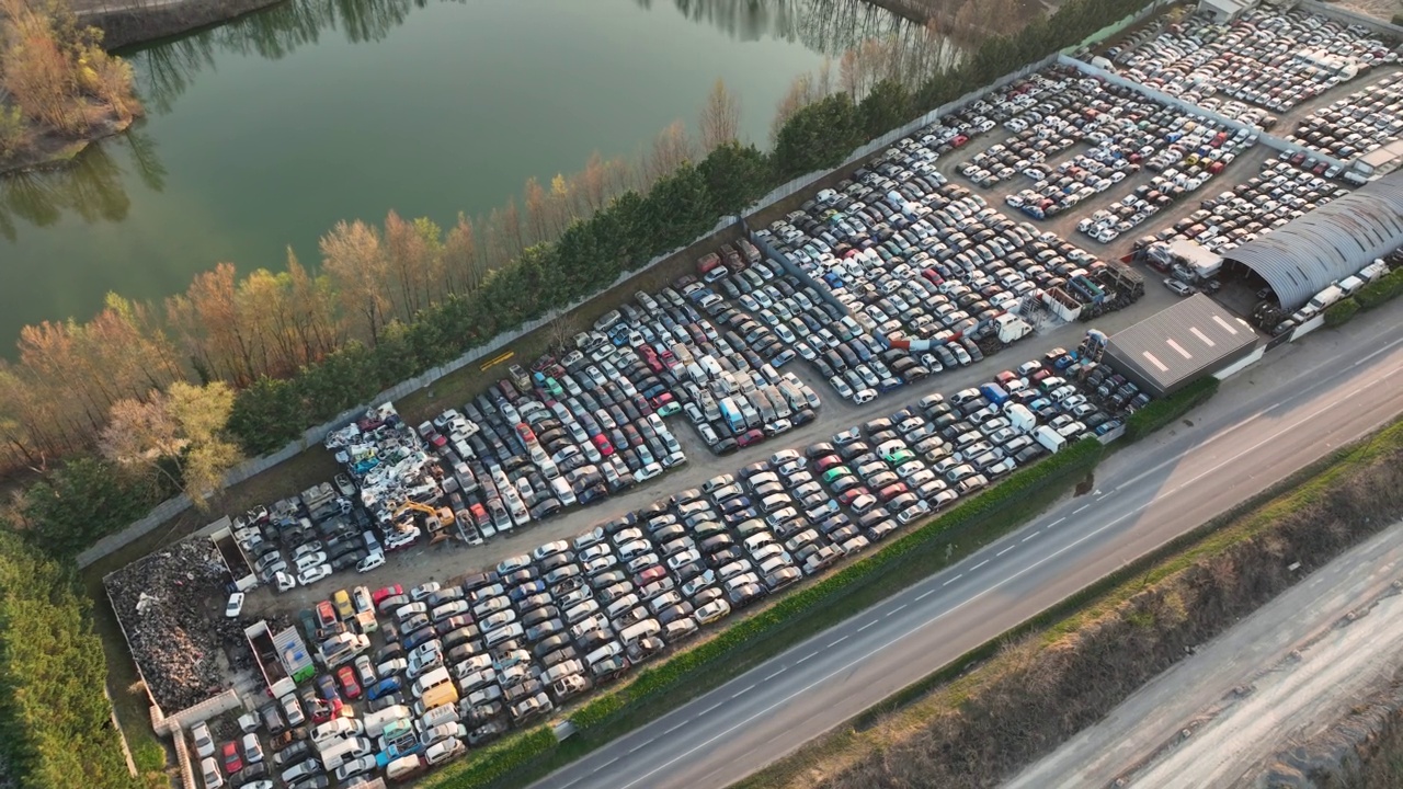 鸟瞰图大停车场的垃圾场与一排排废弃的破车。回收旧车辆视频素材