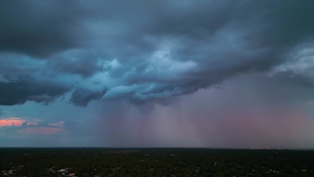 在乡村地区的雷暴前，乌云在暴风雨的天空中形成视频素材