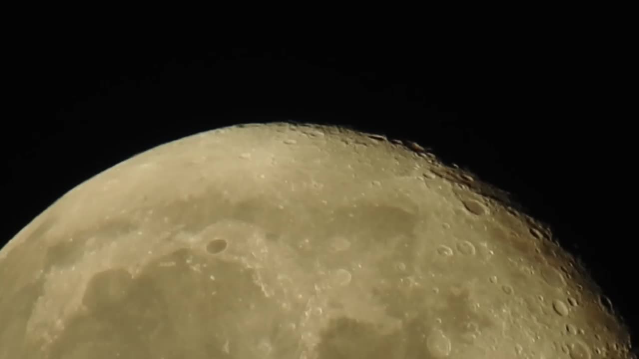 又大又圆的月亮在黑色天空背景下的运动视频素材
