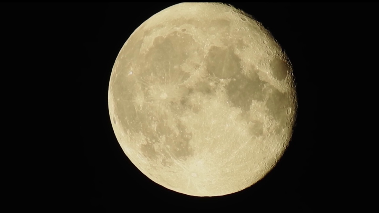 又大又圆的月亮在黑色天空背景下的运动视频素材