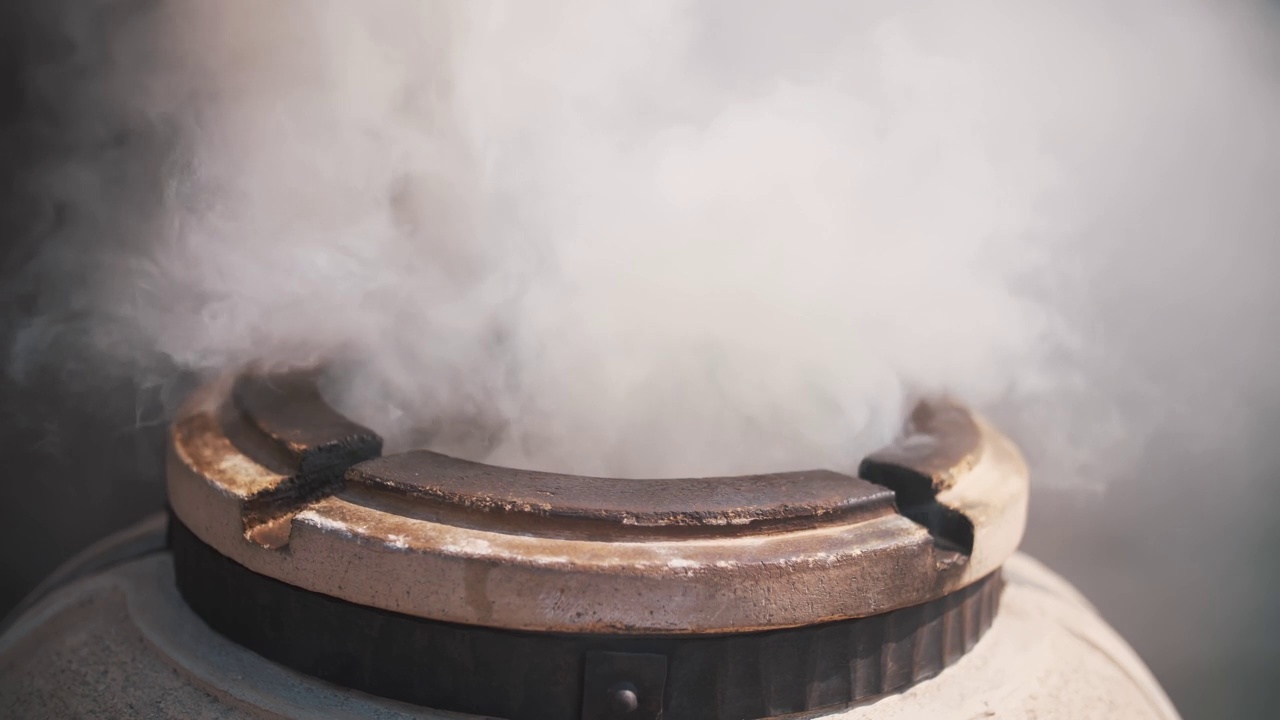 筒状泥炉。在tandoor里面燃烧木头。在准备烤串之前，先把烤炉预热一下。在烤炉里煮肉。视频素材