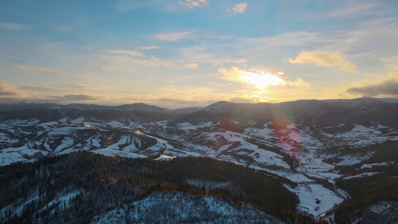 乌克兰喀尔巴阡山脉积雪的无人机视图视频素材