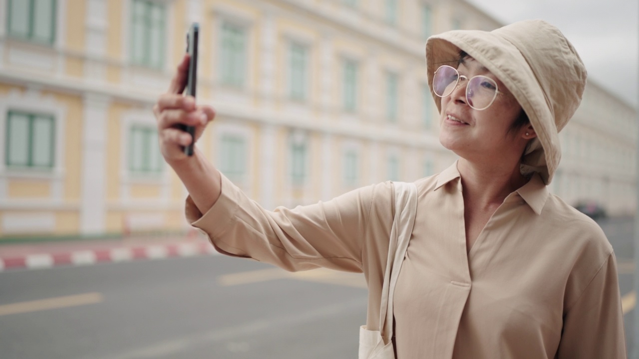 活跃的高级女性喜欢独自旅行视频素材