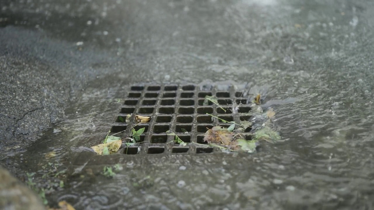 雨水流入雨水沟的特写。城里下起了暴雨。视频素材