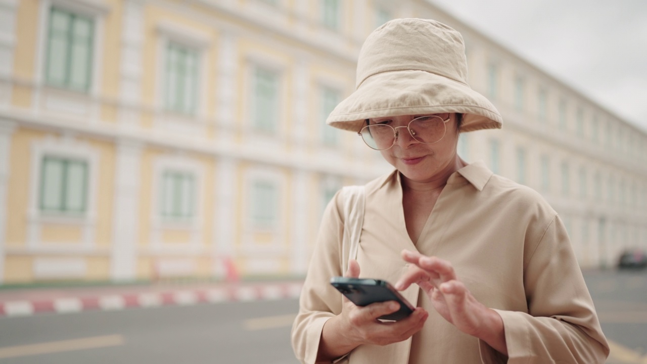 活跃的高级女性喜欢独自旅行视频素材