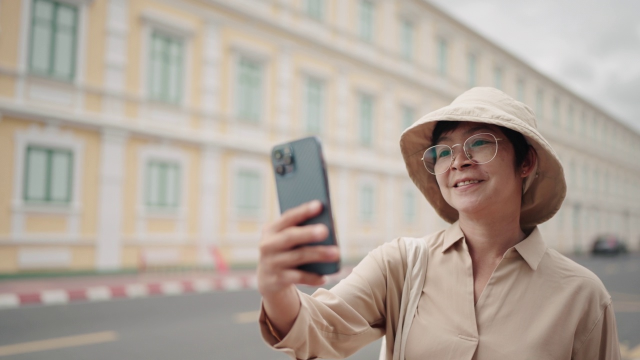 活跃的高级女性喜欢独自旅行视频素材