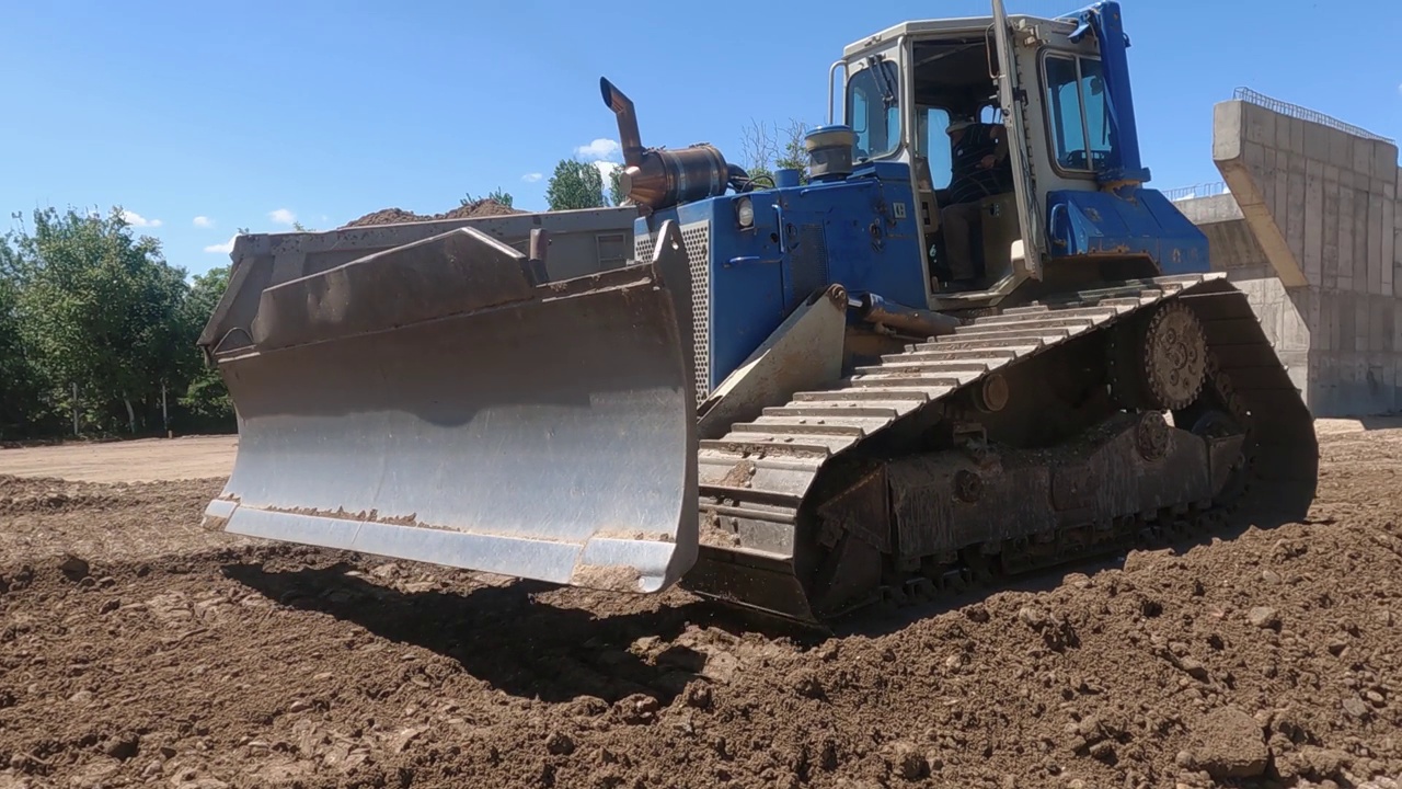 挖掘机在建筑工地进行土方搬运工作视频素材