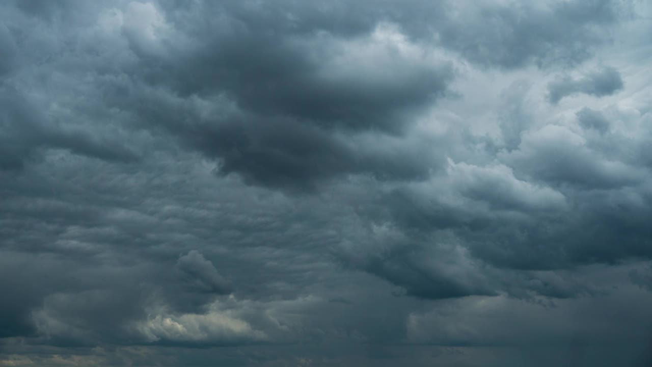 时间流逝灰色的雨云漂浮在阴天的黑暗天空视频素材