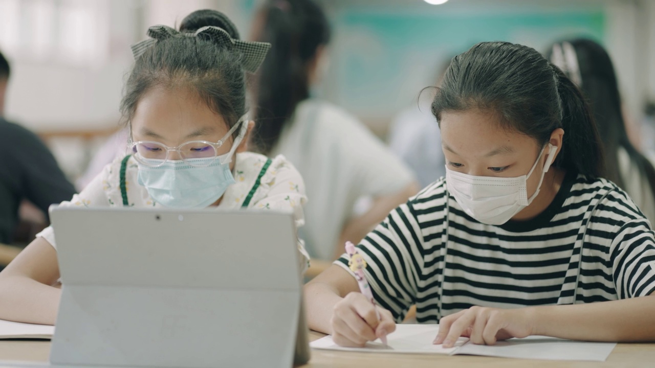 学生们在图书馆学习视频素材