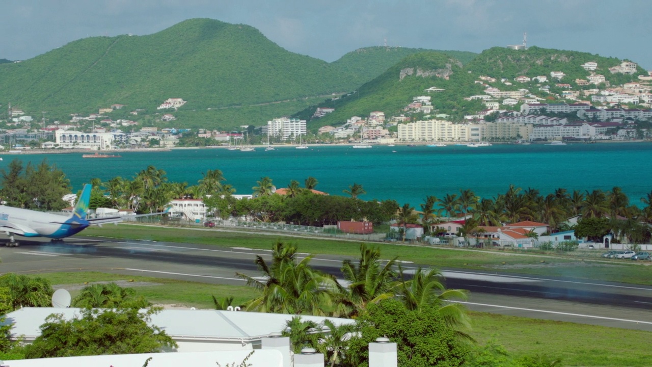 WS PAN TS Caraibes空中客车A330降落在SXM /圣马丁视频素材