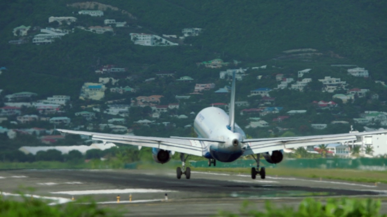 WS PAN TS空客A320降落在SXM /圣马丁视频素材