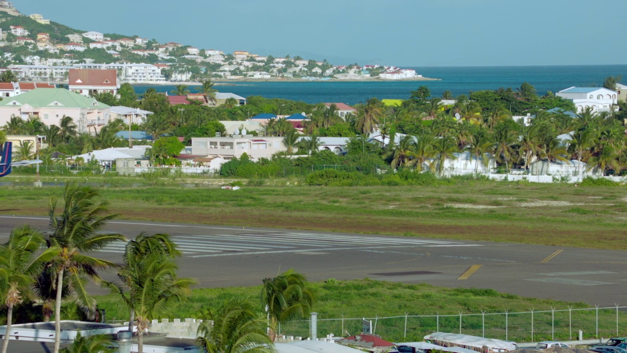 WS PAN TS Winair DHC-6 Twin Otter在SXM / St. Maarten降落视频素材