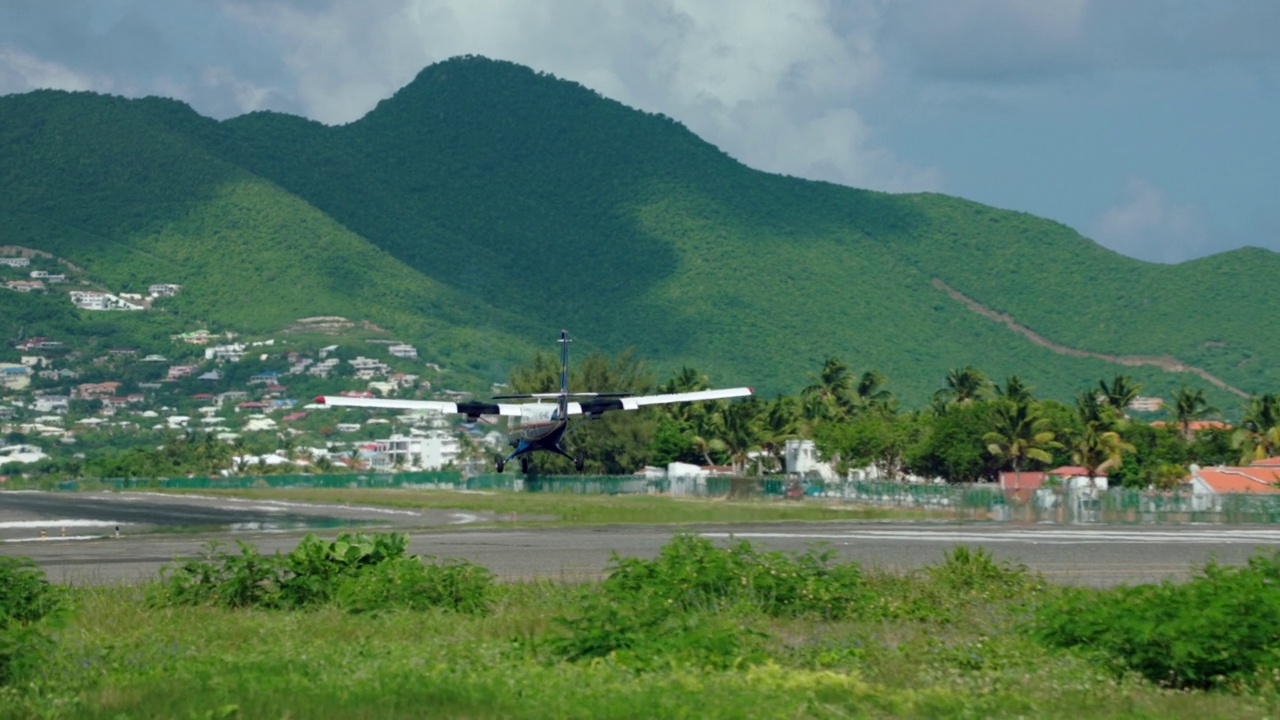 WS PAN TS Winair DHC-6 Twin Otter在SXM / St. Maarten降落视频素材