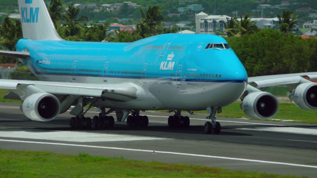 MS PAN TS KLM波音747在SXM /圣马丁滑行视频素材