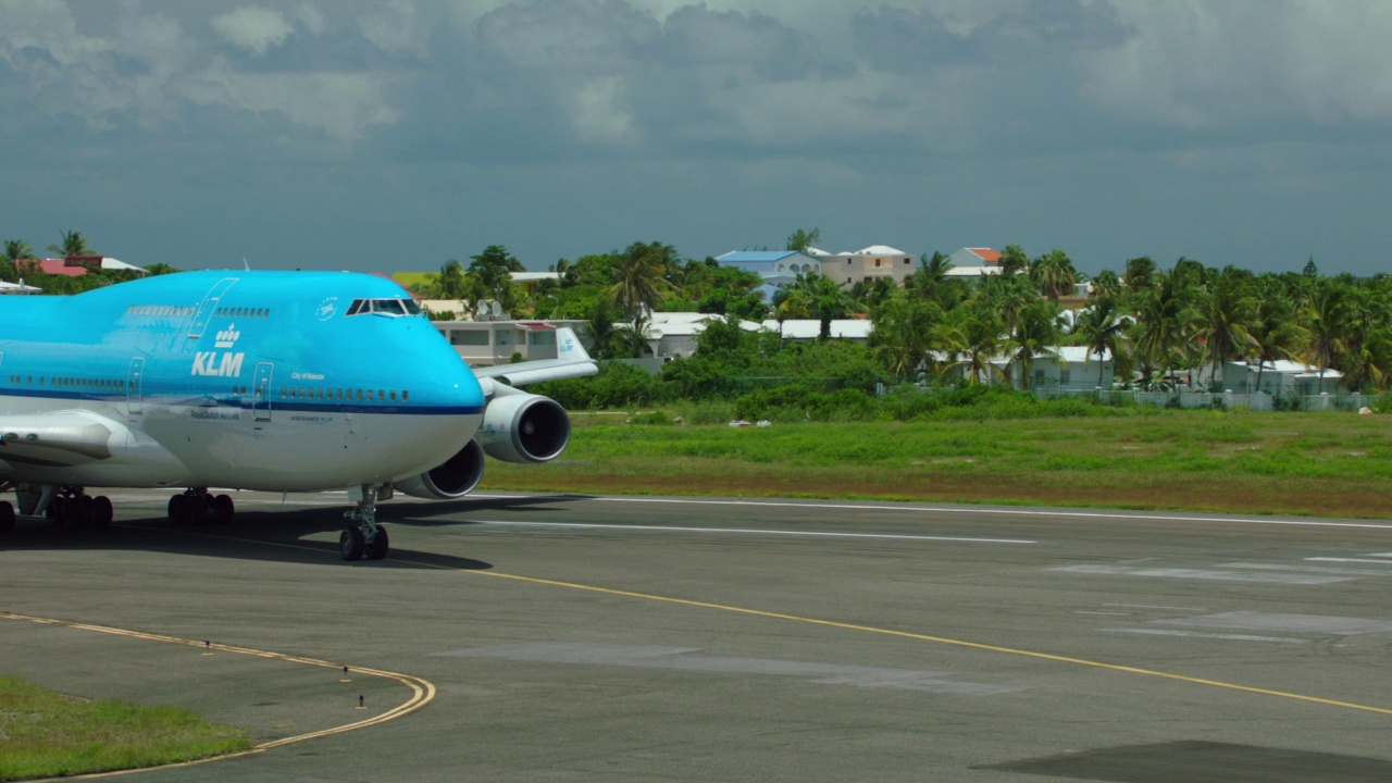 MS PAN TS KLM波音747在SXM /圣马丁滑行视频素材