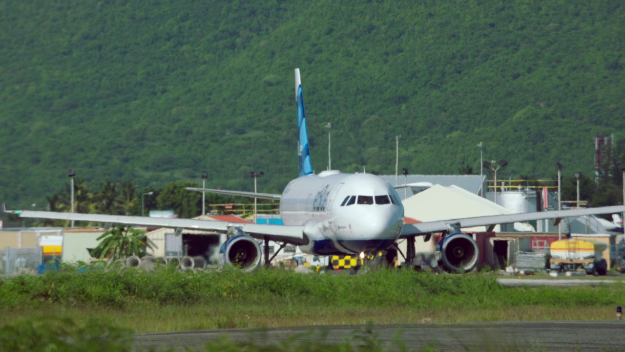 MS JetBlue空客A320在SXM / St. Maarten滑行视频素材