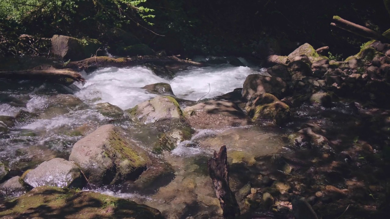 湍急的山河视频素材