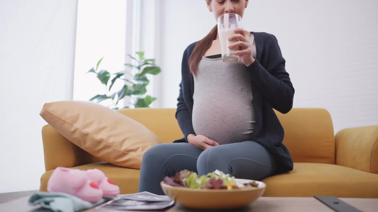 幸福的亚洲孕妇为她未出生的宝宝吃健康的食物。视频素材