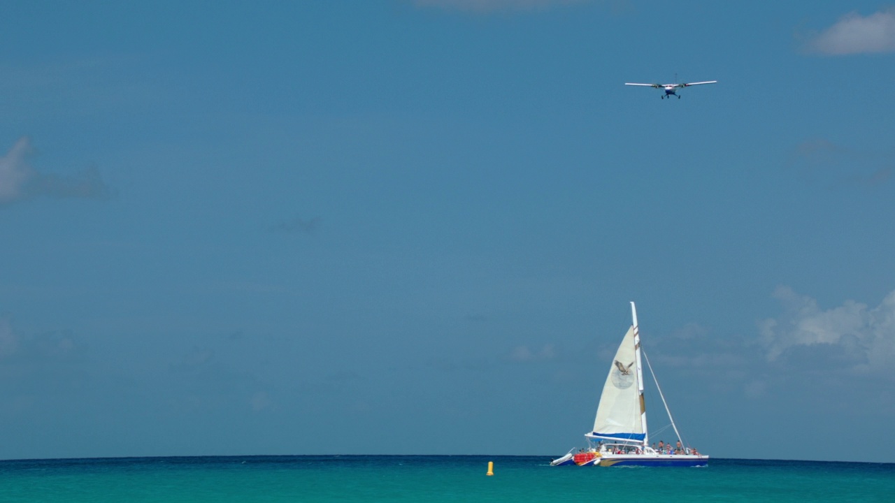 WS PAN TS Winair DHC-6 Twin Otter在SXM / St. Maarten降落在一艘帆船上视频素材