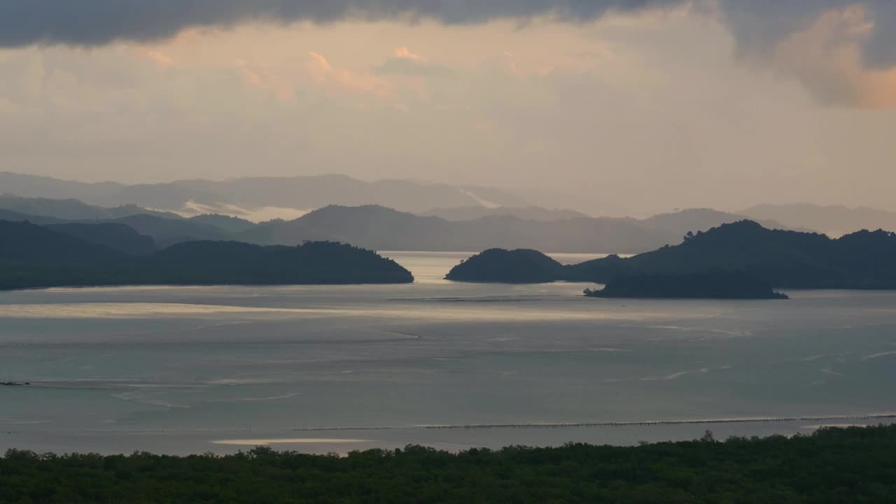 泰国北部雾蒙蒙的大海和热带山林的鸟瞰图。自然景观背景。视频素材