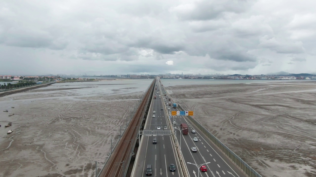 退潮后的跨海大桥景观视频素材