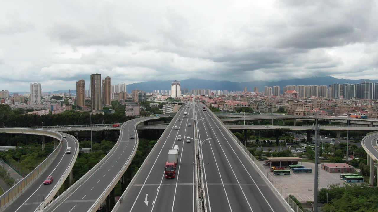 下雨天的城市高架桥视频素材