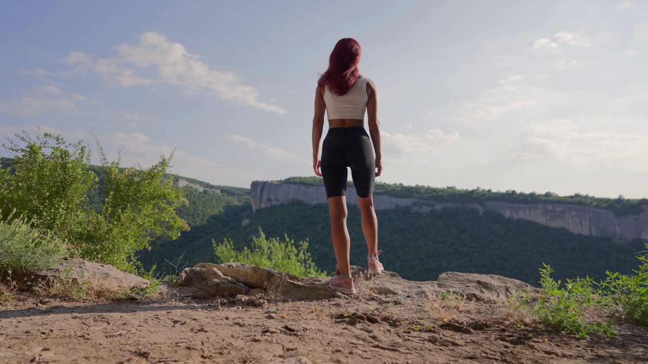 穿着运动服的苗条女人旅行者穿过洞穴走向出口视频素材