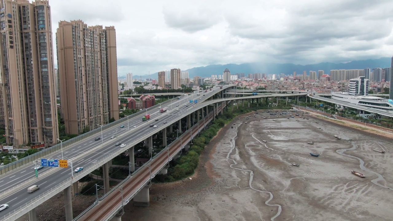 下雨天的城市天桥视频素材