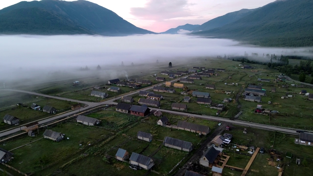 中国新疆，一个雾蒙蒙的早晨，飞越一个村庄视频素材