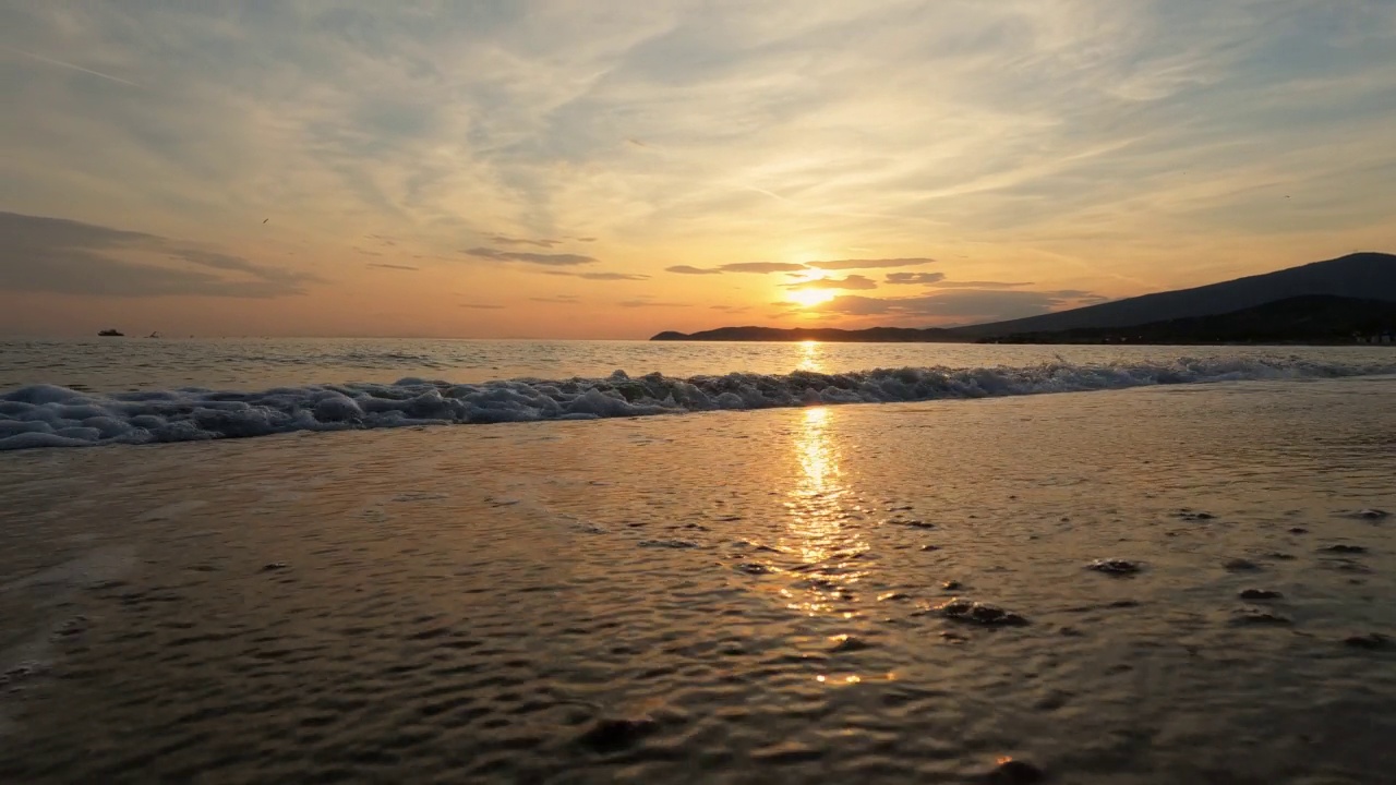 日落时的海浪视频素材