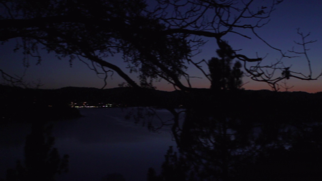 山和湖的夜间风景-贝尔维尤，华盛顿视频素材