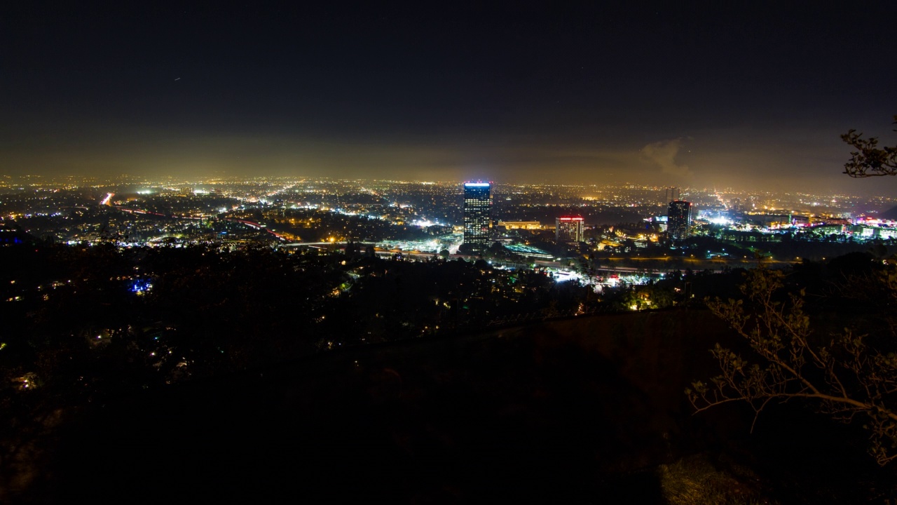 空中封锁延时拍摄的照明住宅城市在夜间从山上看到-洛杉矶，加州视频素材