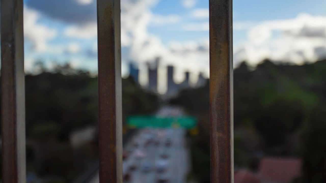 空中时间推移拍摄汽车移动在道路上的城市树木-洛杉矶，加州视频素材