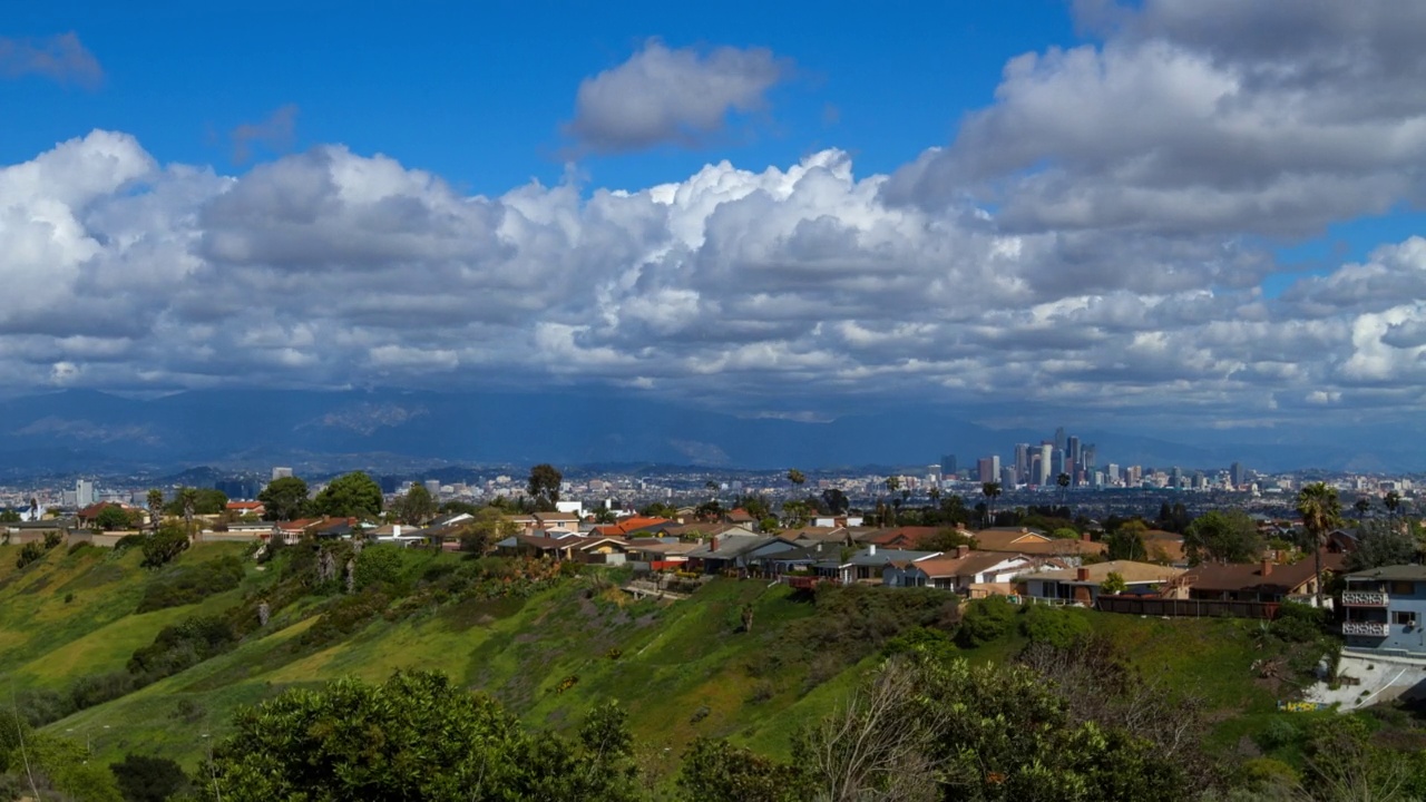 封锁时的延时拍摄的住宅建筑在城市的山-洛杉矶，加州视频素材