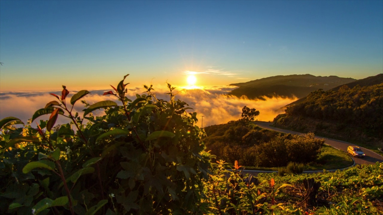 在日落期间在山中戏剧性的云的空中延时风景拍摄- San Luis Obispo，加利福尼亚州视频素材