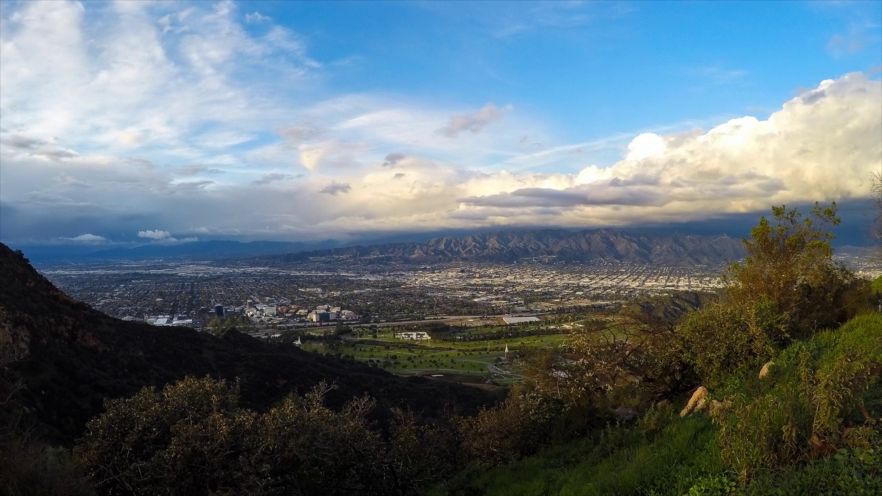 在多云的天空下从山上看到的城市美景-洛杉矶，加州视频素材