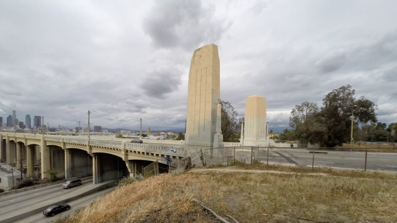 时间推移平移镜头的汽车移动在桥和道路在城市-洛杉矶，加利福尼亚州视频素材