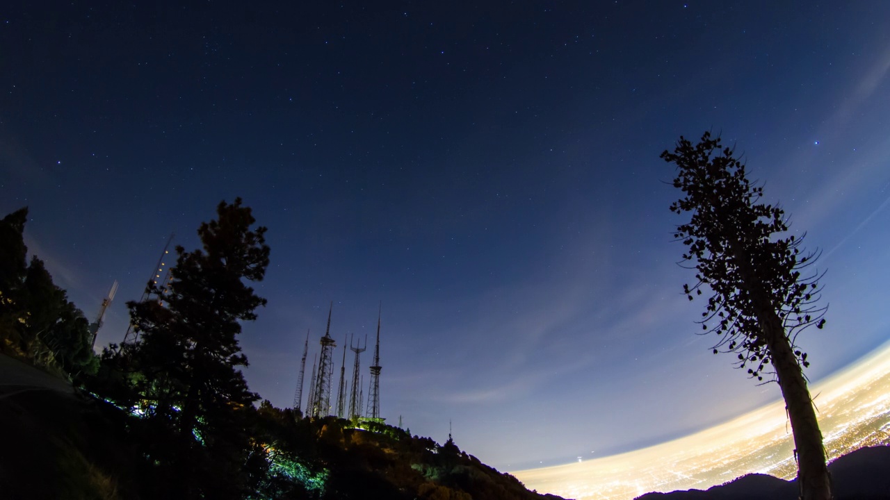 延时封锁拍摄的电线杆在星空下的城市山上的夜晚-洛杉矶，加州视频素材