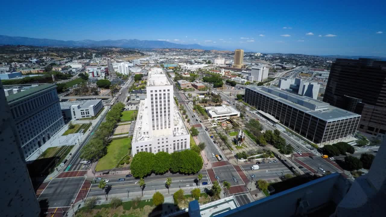 在阳光明媚的日子里，汽车在城市道路上移动的空中延时拍摄-加州洛杉矶视频素材