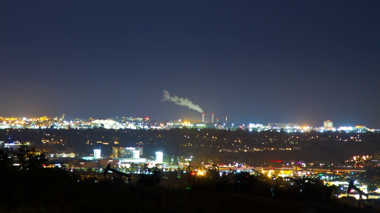 封锁延时拍摄的照明住宅城市在夜晚对晴朗的天空-洛杉矶，加利福尼亚州视频素材