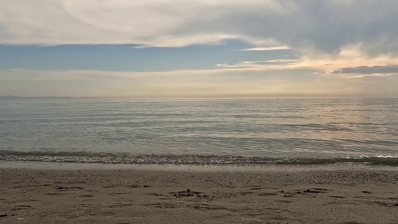 海浪拍打着海滩视频素材