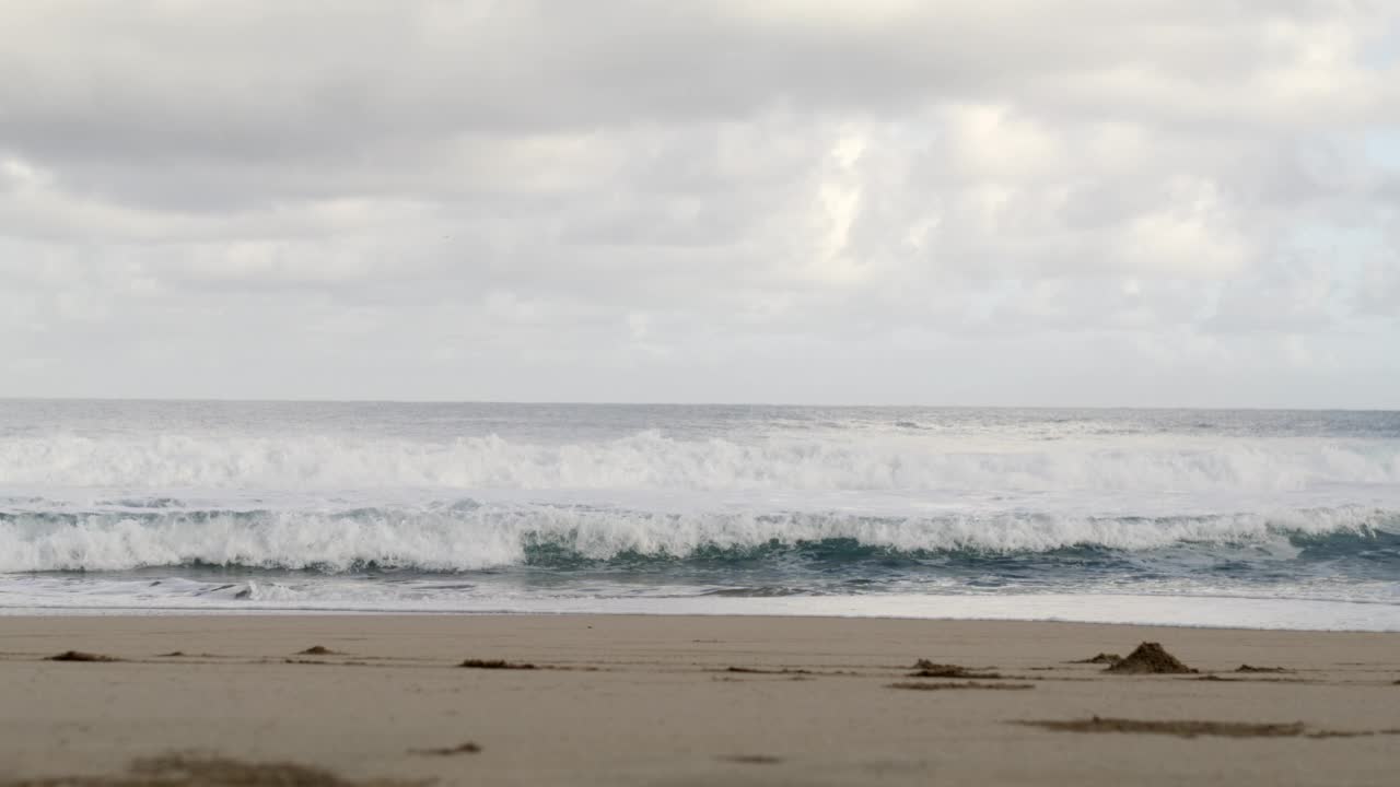 夏威夷檀香山，海浪轻轻拍打沙滩视频素材